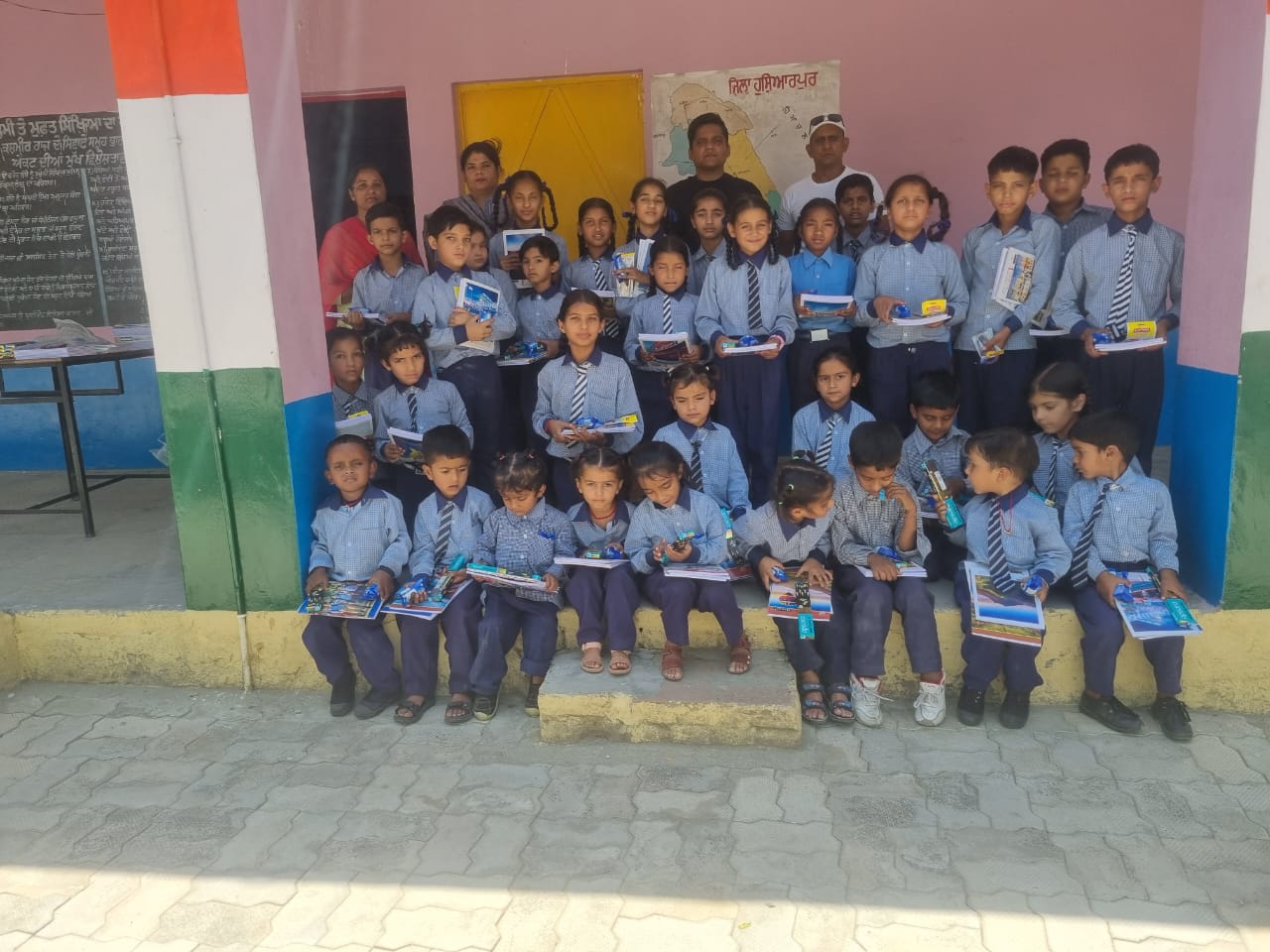 प्राथमिक एलीमेंट्री विद्यालय पंडोरी में स्टेशनरी वितरित की गई